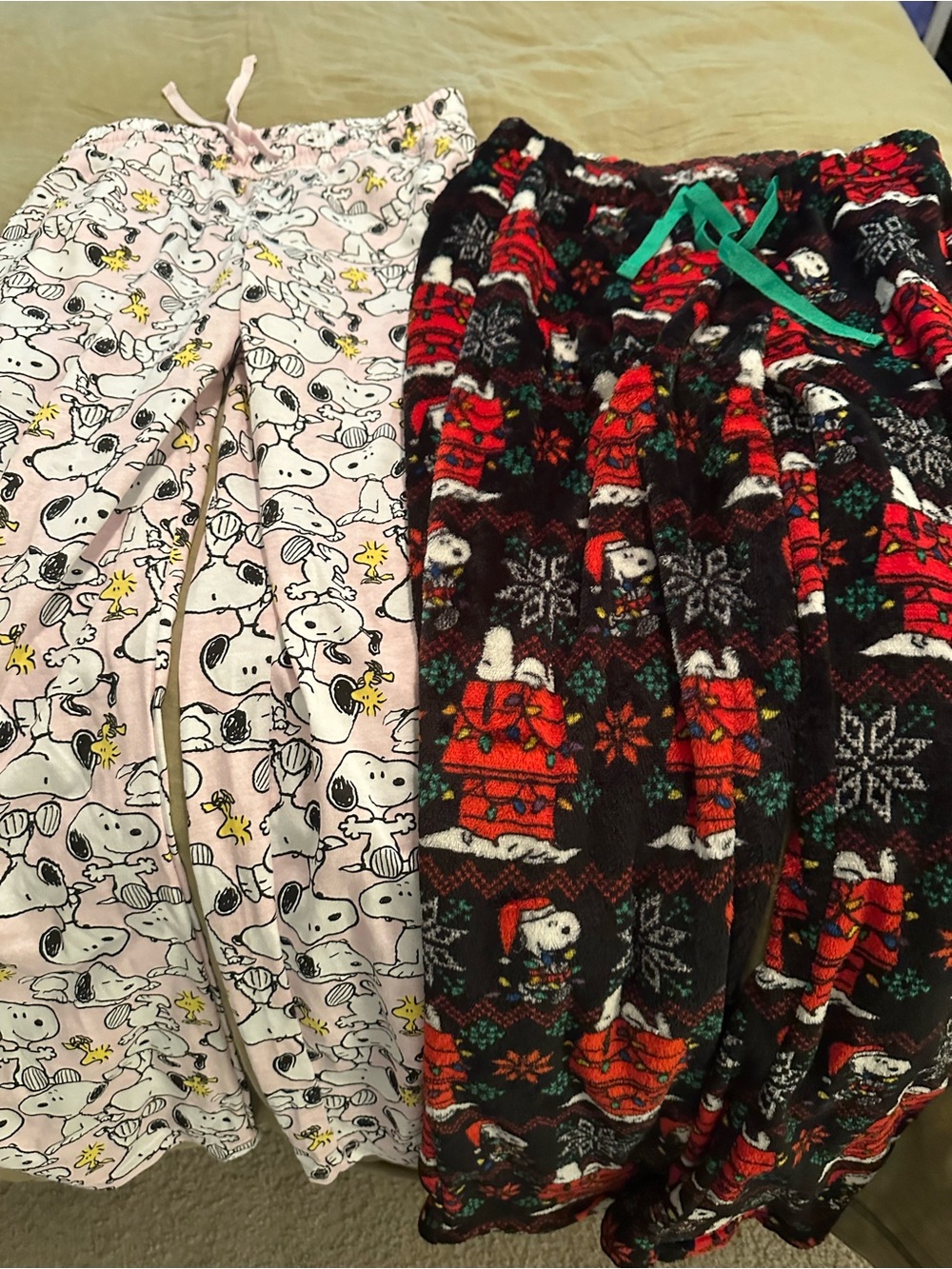 Peanuts Pink & Black Snoopy Holiday Lounge pjs, never worn new without tags